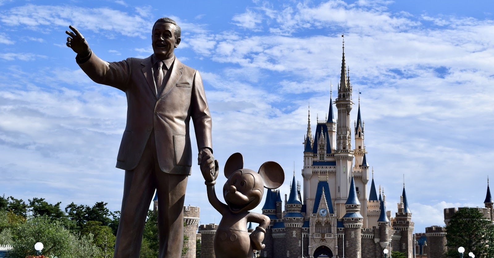 「毎回墓参りしてます」東京ディズニーランド内でガチファンの“まさかの行動”に爆笑の声　「事故物件じゃんw」「次行った時手を合わせよっと」（1/2） | ディズニー ねとらぼ