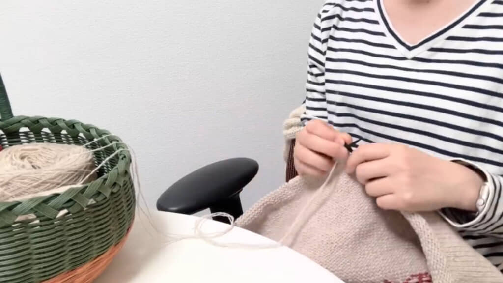 副業としてニッターをしている女性が実際の仕事内容などについて語っています