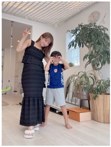 第5子妊娠中の辻希美のぽっこりおなかショット