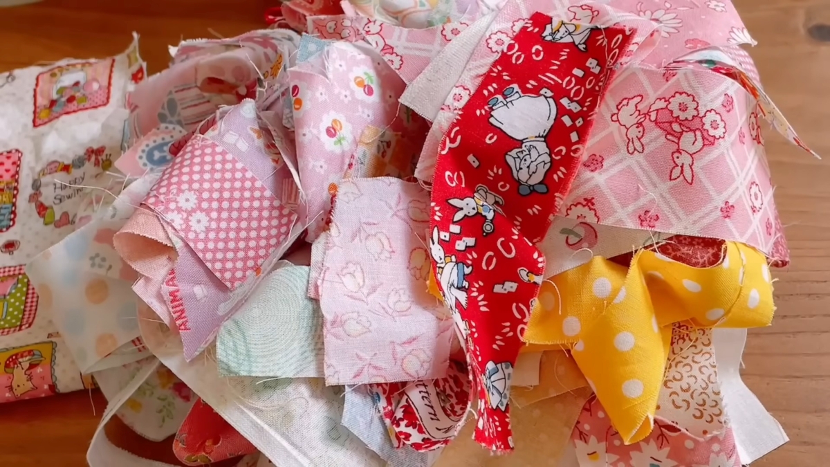 ダイソーのシンプルな収納ケースに、ハギレをたっぷり縫い付けると……　印象激変のDIYアレンジに「ため息がでます」「見ているだけで幸せな気持ち」（1/3） | ライフスタイル ねとらぼ