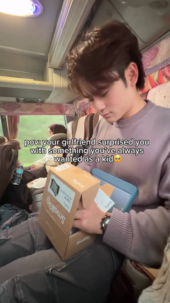 「なんだろう」という感じで箱を開けると……