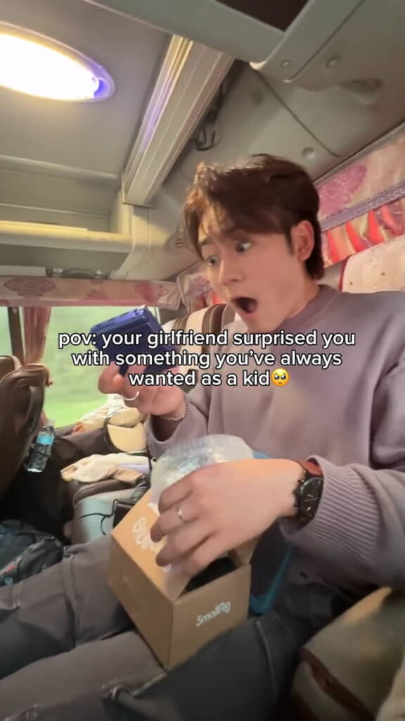 現れたゲームボーイに驚く