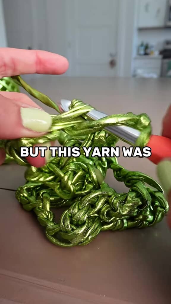 緑の不思議な糸を編んでいるところ