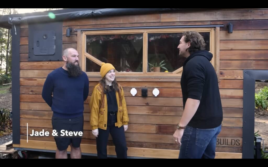 狭小ハウスで旅をする2人