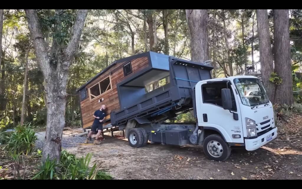 トラックに積み込む様子