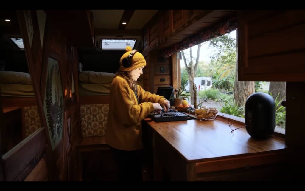 キッチンスペースでDJも