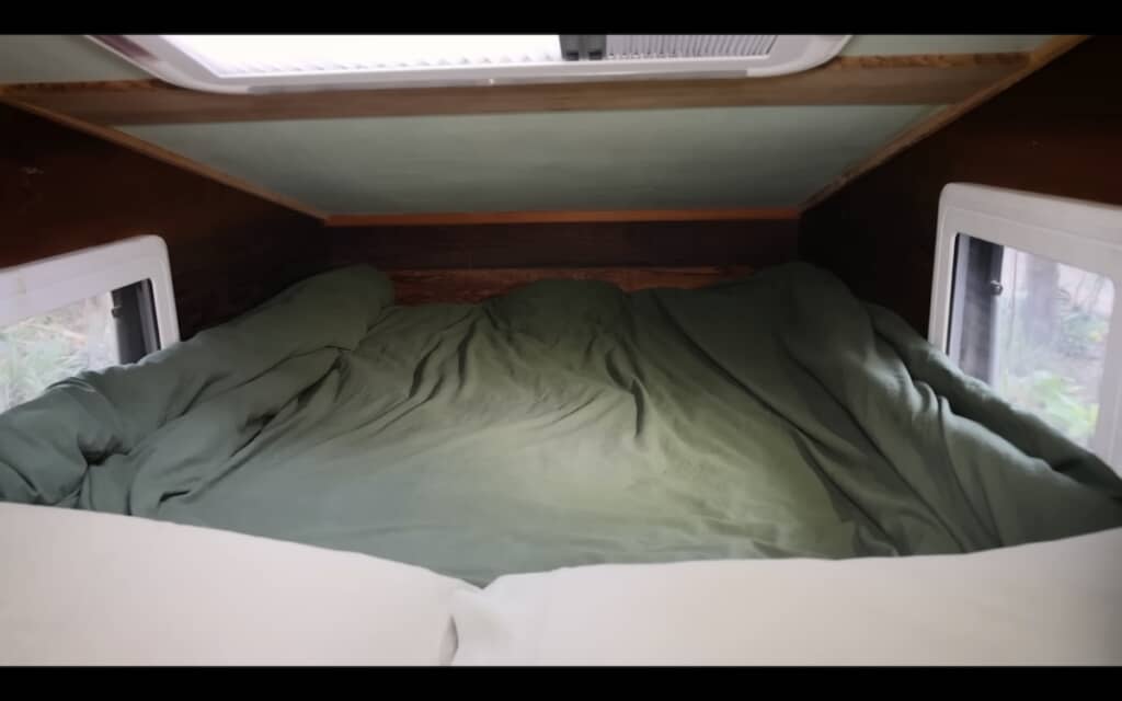 ダブルサイズのベッド