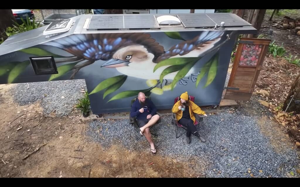 大きな壁画の前でコーヒータイム