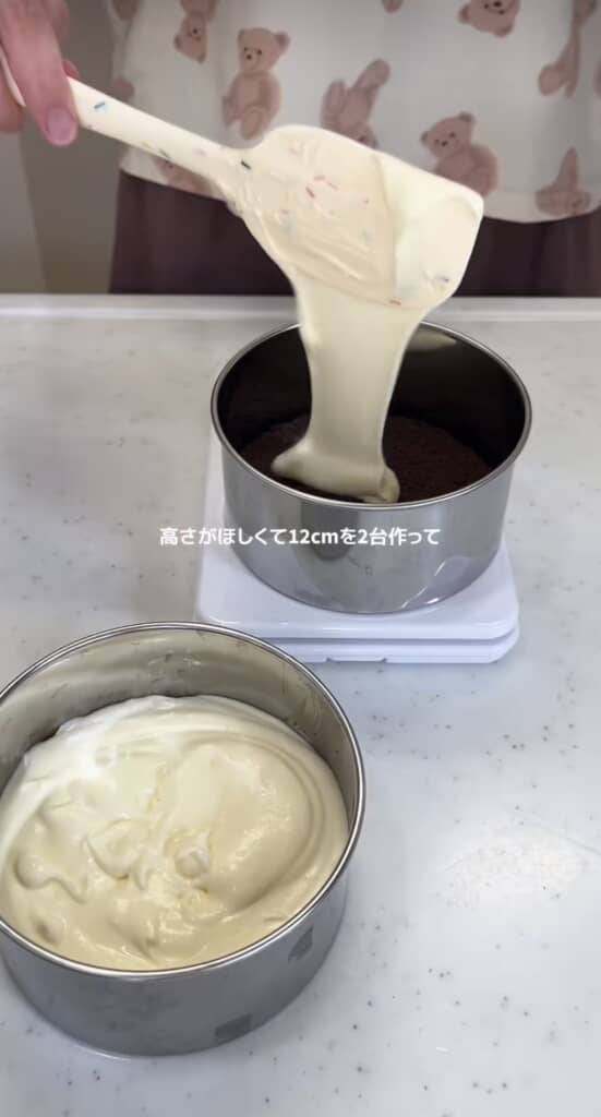 チーズをベースに作ったクリームを型に流し込みます
