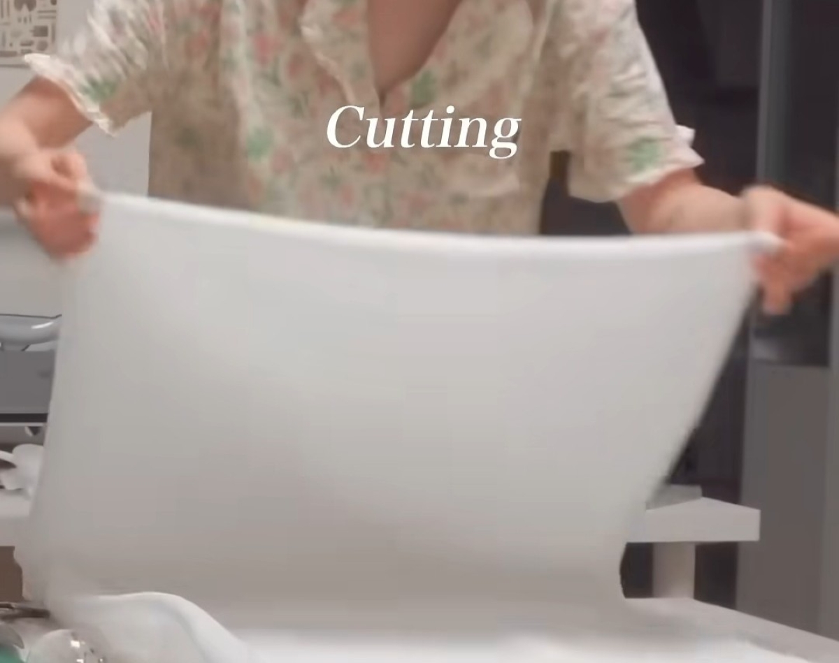 ダイソーのカーテンを切って、ふわっふわに縫い合わせると……「うわぁあ天才」「ドラマの主人公かと」　思わず二度見の完成品に仰天【韓国】（1/3） | ライフスタイル ねとらぼ