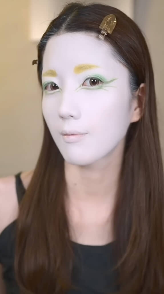 緑のアイメイクはラインで遊びます
