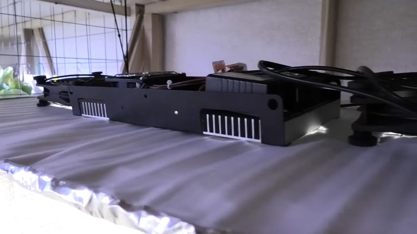 グロウボックス上部に取り付けたLEDライトとPCファン