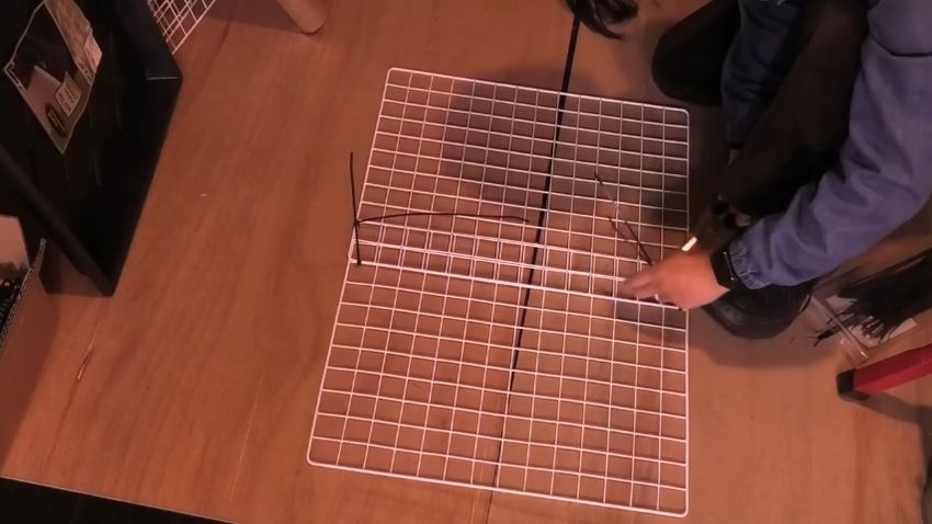 100円均一ショップで購入したメッシュパネルをつなぎ合わせる