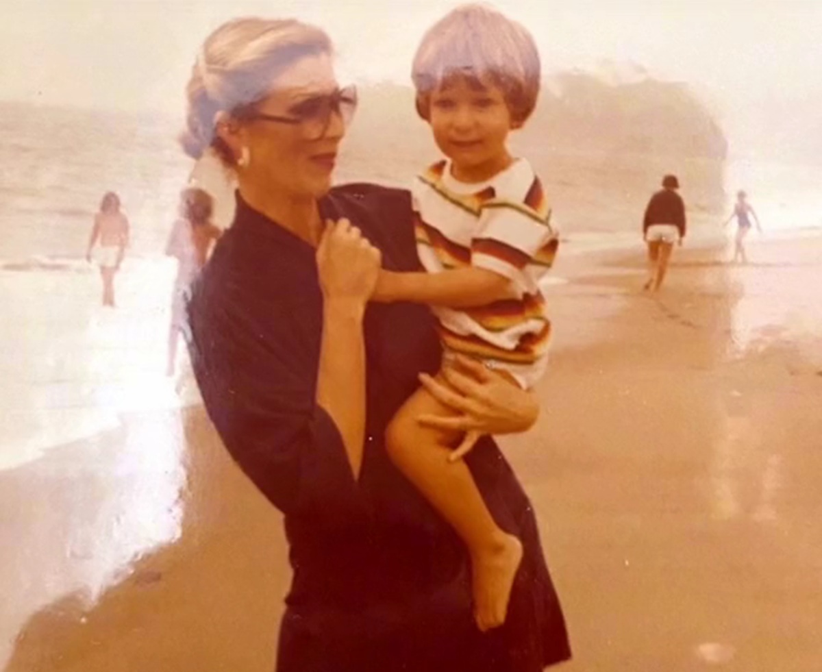 子どもを抱っこする女性が43年後、70代になり……　想像もつかないかっこよすぎる現在に「マジで憧れる」「私のアイドル」【海外】（1/3） | ライフスタイル ねとらぼ