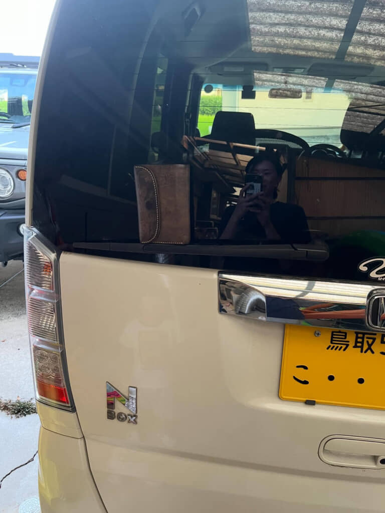 車にくっついていた財布