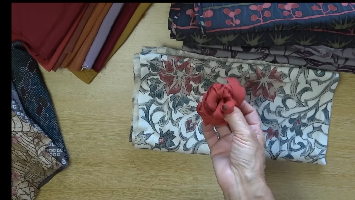 余った着物のハギレを細く裂いて編んでいくと……「目から鱗」　ハンドメイド歴65年プロの驚きの作品に反響（1/3） | ライフスタイル ねとらぼ