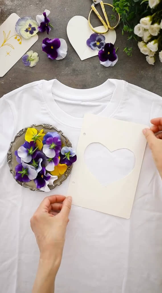 白いTシャツとハート型の型紙、好きなお花を用意