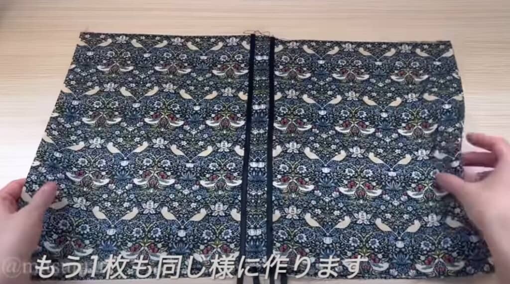 2枚の生地を縫い合わせてヒモを縫い付けます