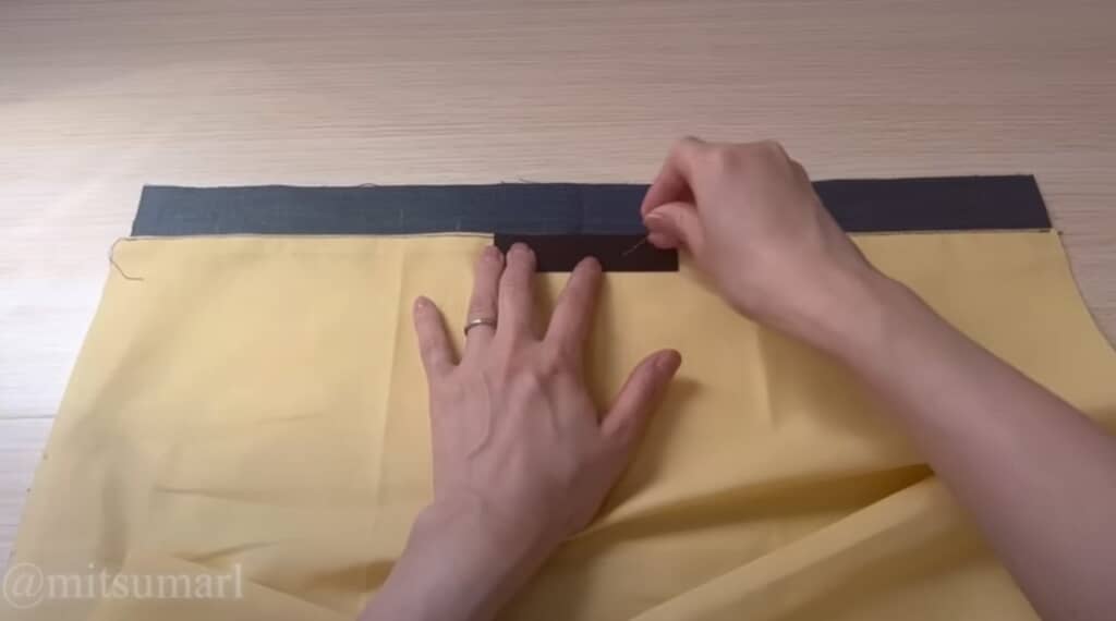 内布と見返しを縫い合わせ、マジックテープを縫い付けます