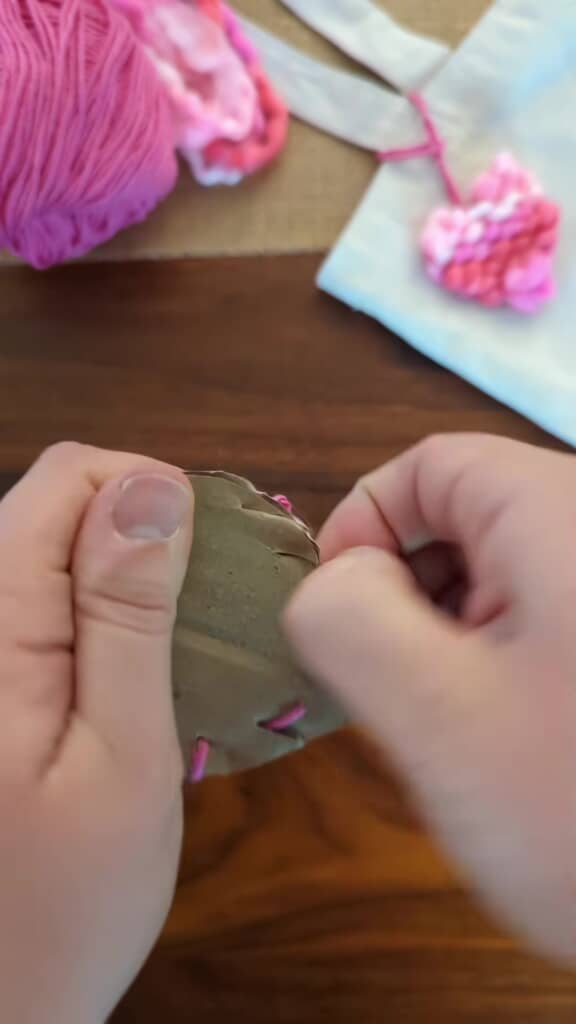 裏に出ている糸を返します