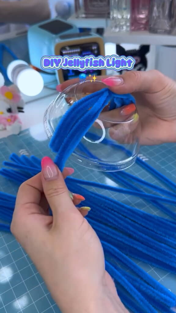 ワイヤーモールでプラカップをおおっていく