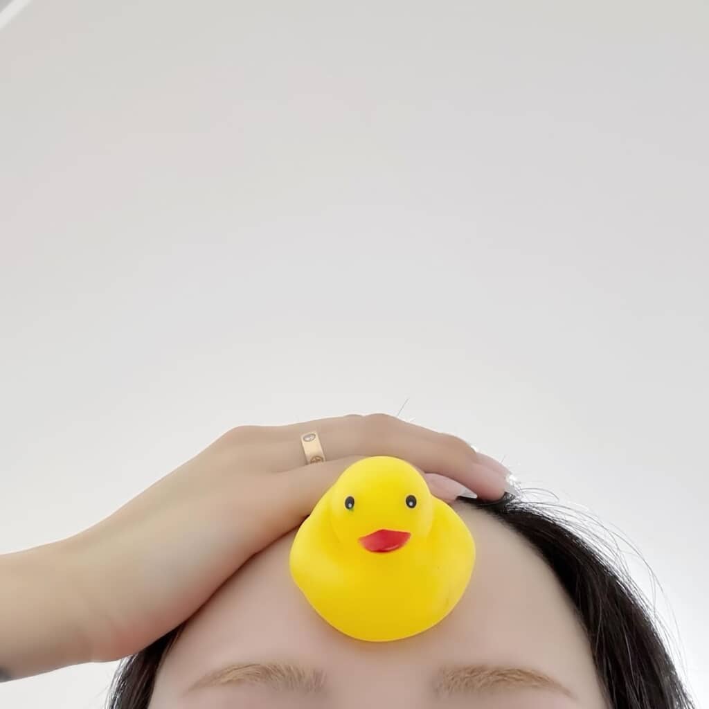 おでこにアヒルをくっつけて遊んでいたら……