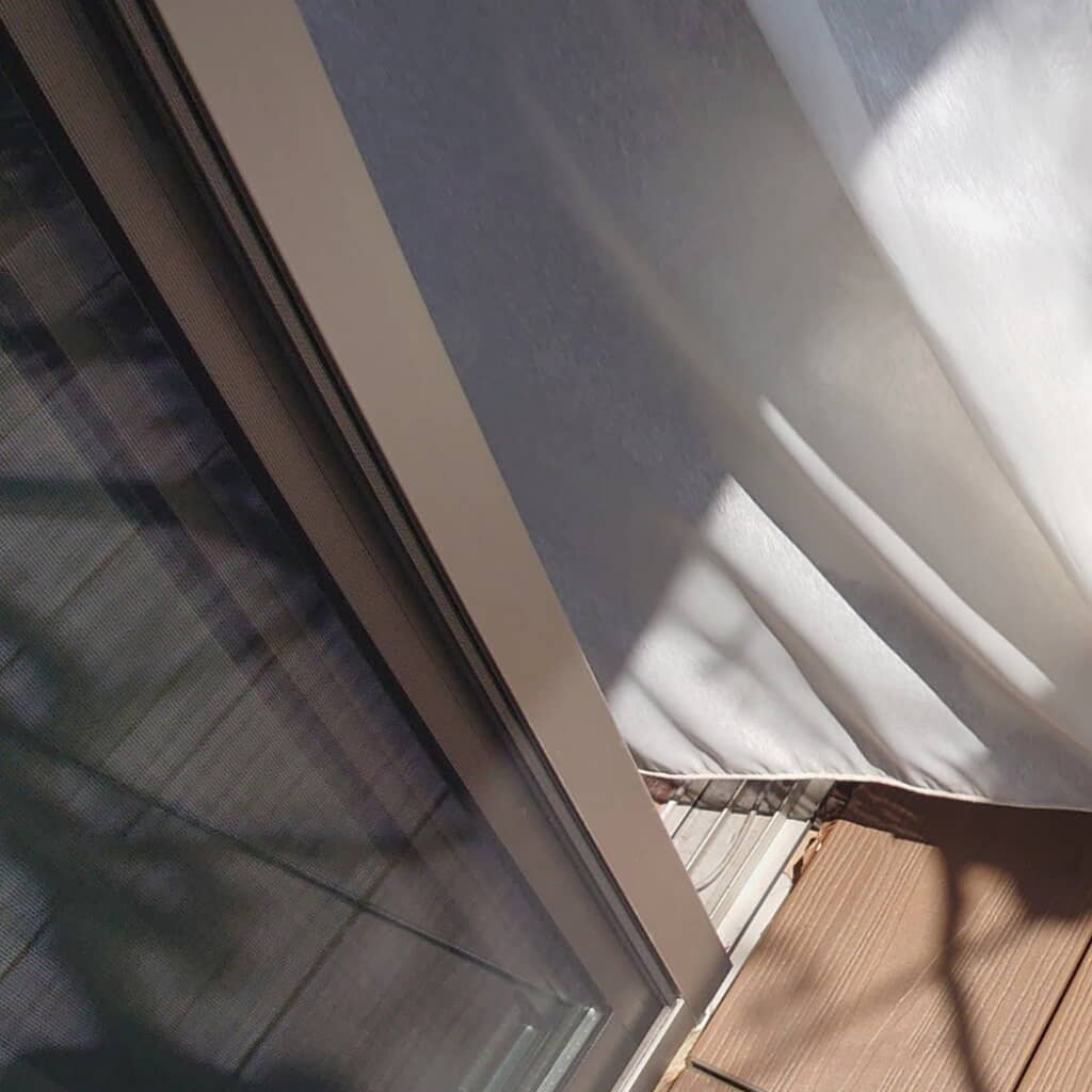 カーテンがワンコに……？