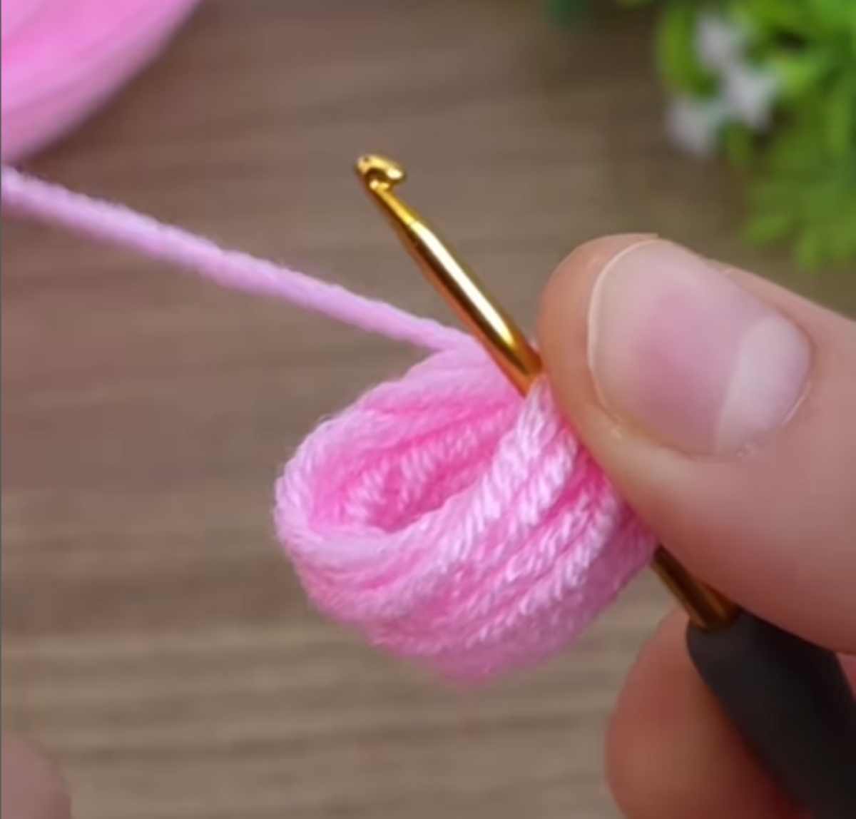 かぎ針に毛糸をかけ、10回くるくる巻きつけて編むと……「わぁっすごい！」　1400万再生突破の仕上がりに驚きの声【海外】（1/3） | ライフスタイル ねとらぼ