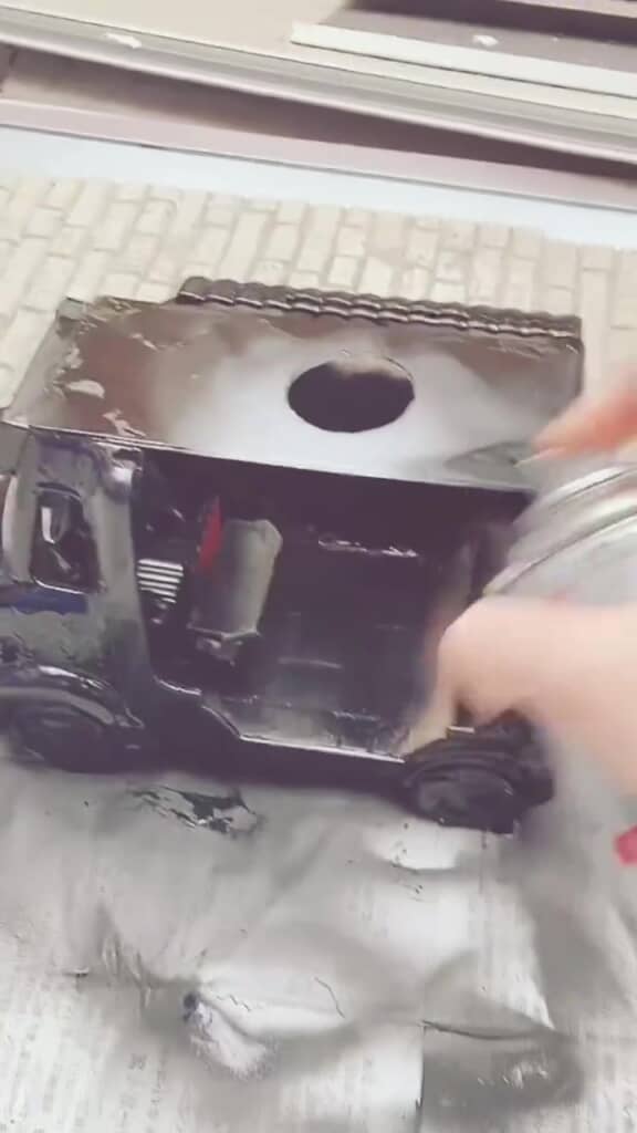 車体を黒く塗り替えます