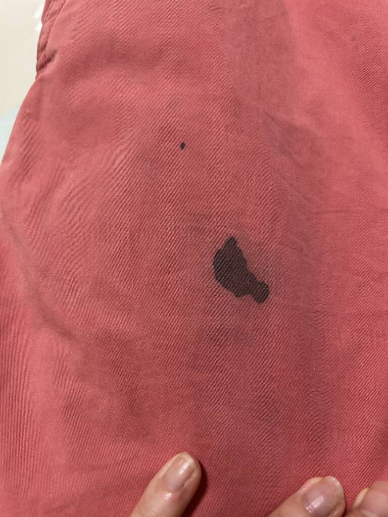 コーラル系の衣服についた墨汁のシミ