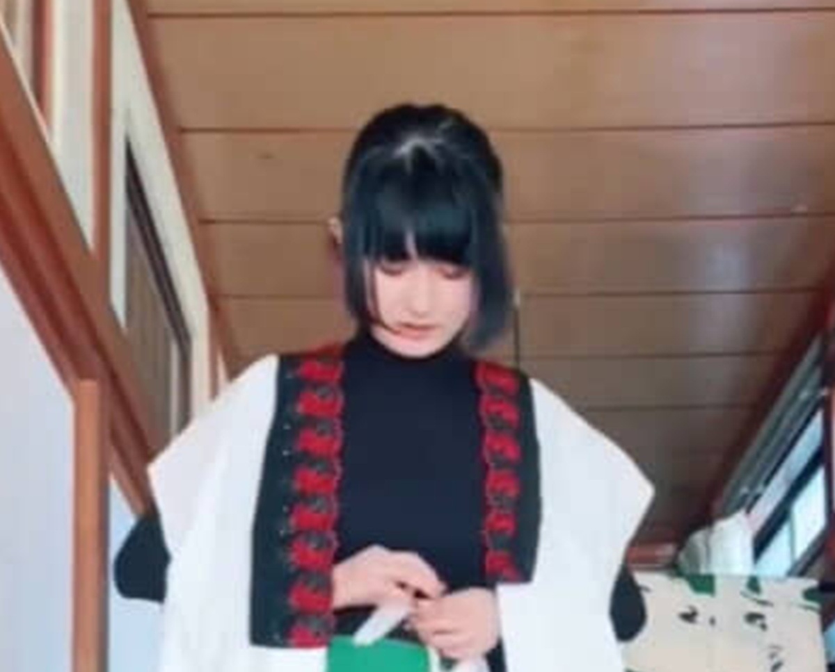 おばあちゃんの黒留袖をゴシック好きの孫が着ると……「こんな着方が」「めちゃくちゃ粋！」　思い付かないロックな着こなしが600万再生、投稿者に話を聞いた（1/3） | ライフスタイル ねとらぼ