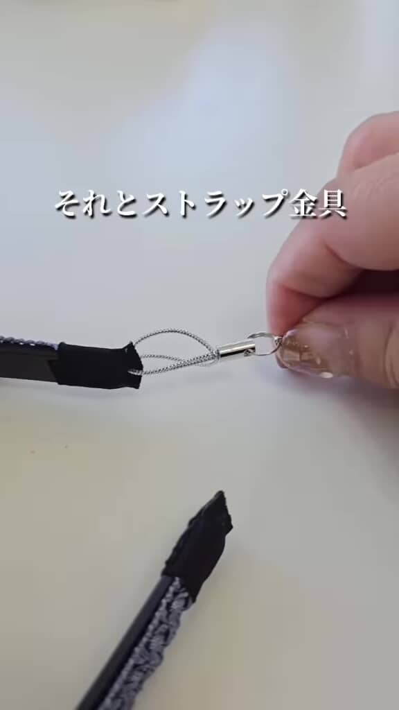 カチューシャにストラップ金具を通しているところ