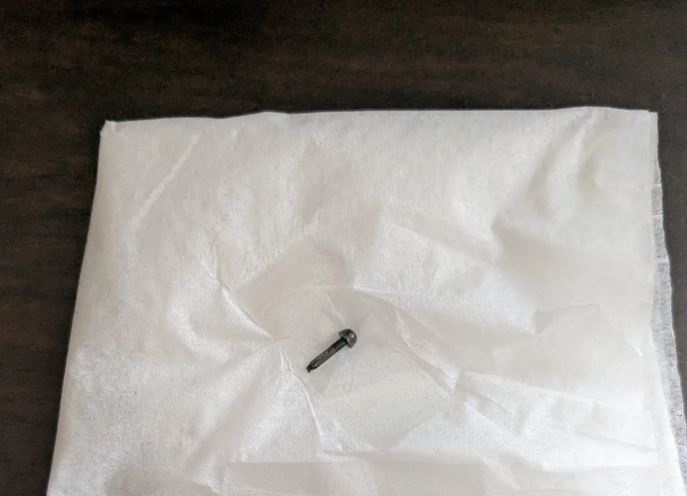 ティッシュペーパー上のネジ