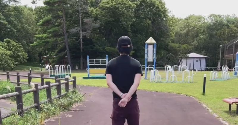 何でもまねしたい2歳の三つ子→散歩中、お父さんの背中を追いかけて……「かるがも親子ですね」「たまらない」　心和む光景に反響（1/3） | 教育・子育て ねとらぼ