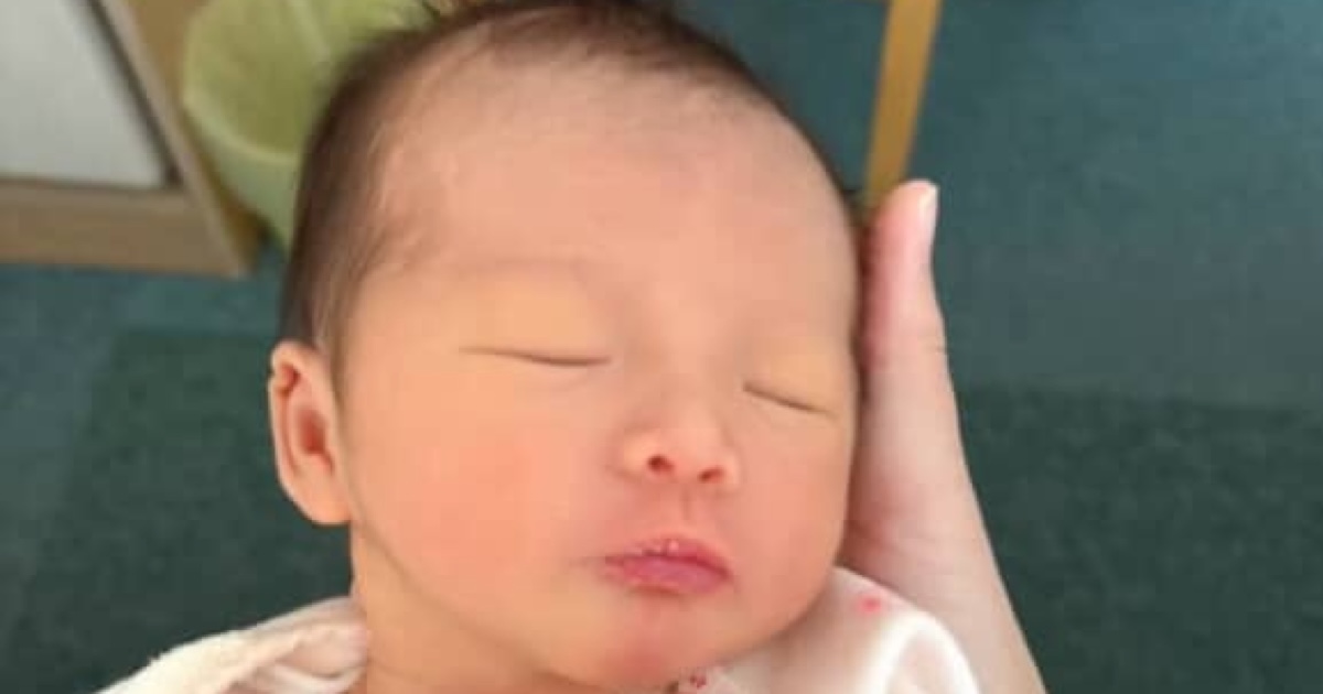 ←ビジュいい　ビジュあれ？→　生後4カ月の赤ちゃん、“まさかのギャップ”に「笑い止まらん」「人生3週目」（1/3） | 育児 ねとらぼ