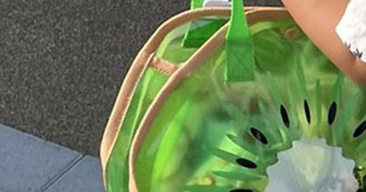 保育園へ向かう1歳息子に“キウイのプールバッグ”を持たせたら……　ママが気付いたまさかの姿に「わっ！」「まぶしいわ」（1/2） | 育児 ねとらぼ