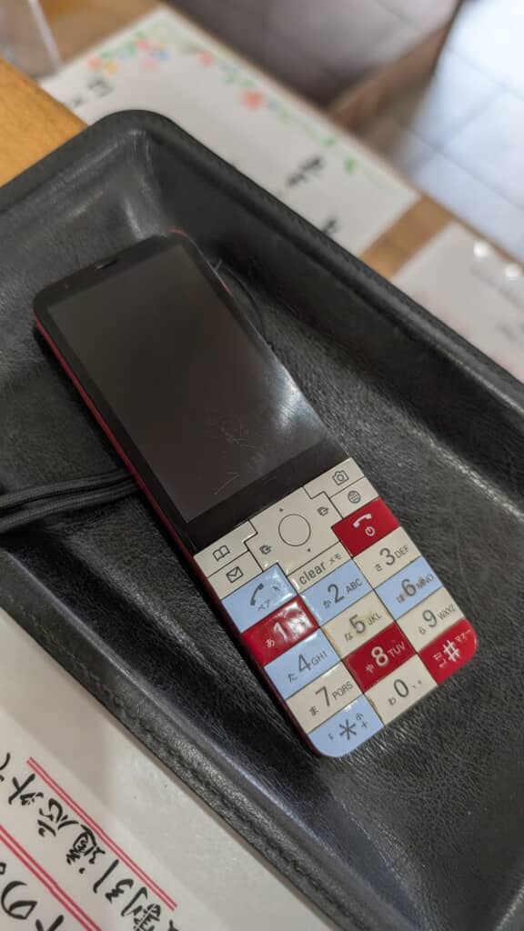 客に懐かしがられるINFOBAR xvの写真