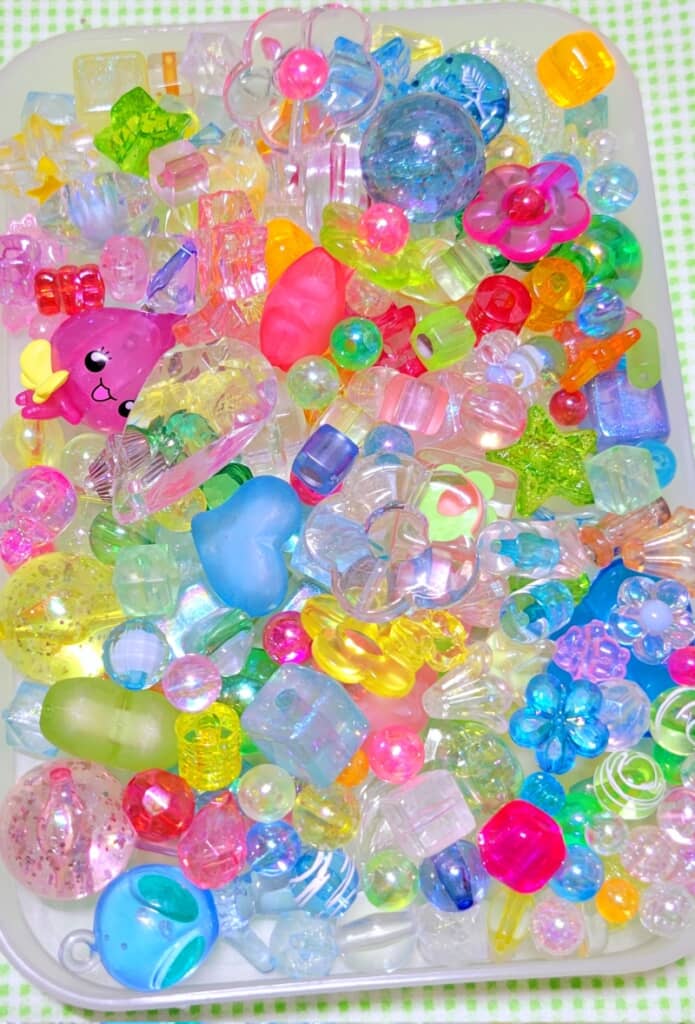 使うのはカラフルでクリアなビーズ