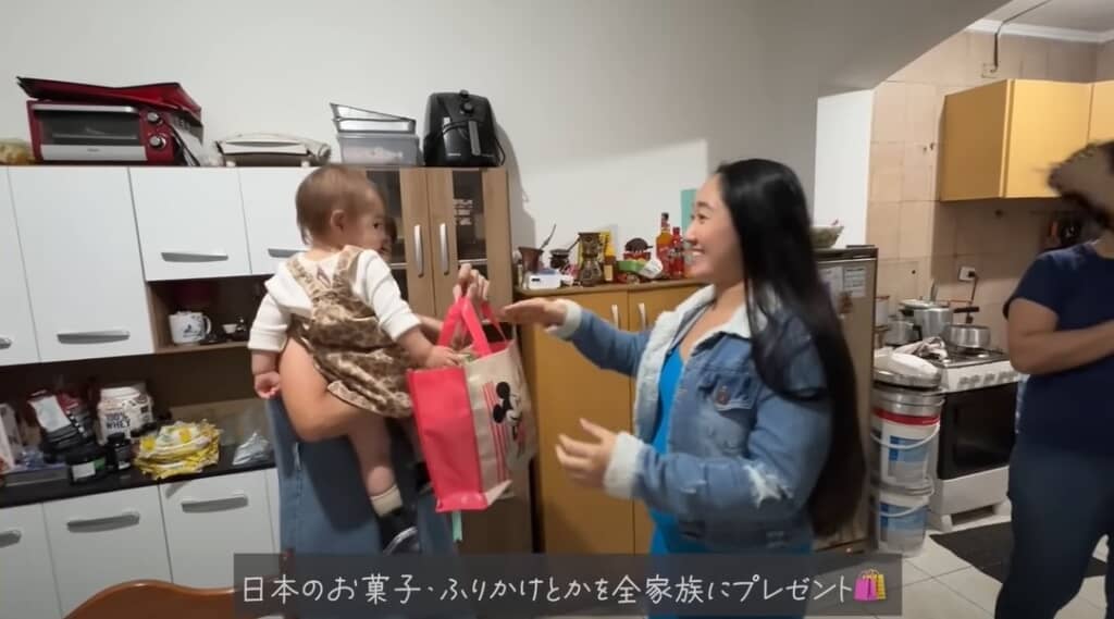 日本のお土産を渡します