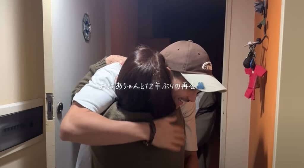 おばあちゃんとアキオさんは12年ぶりの再会