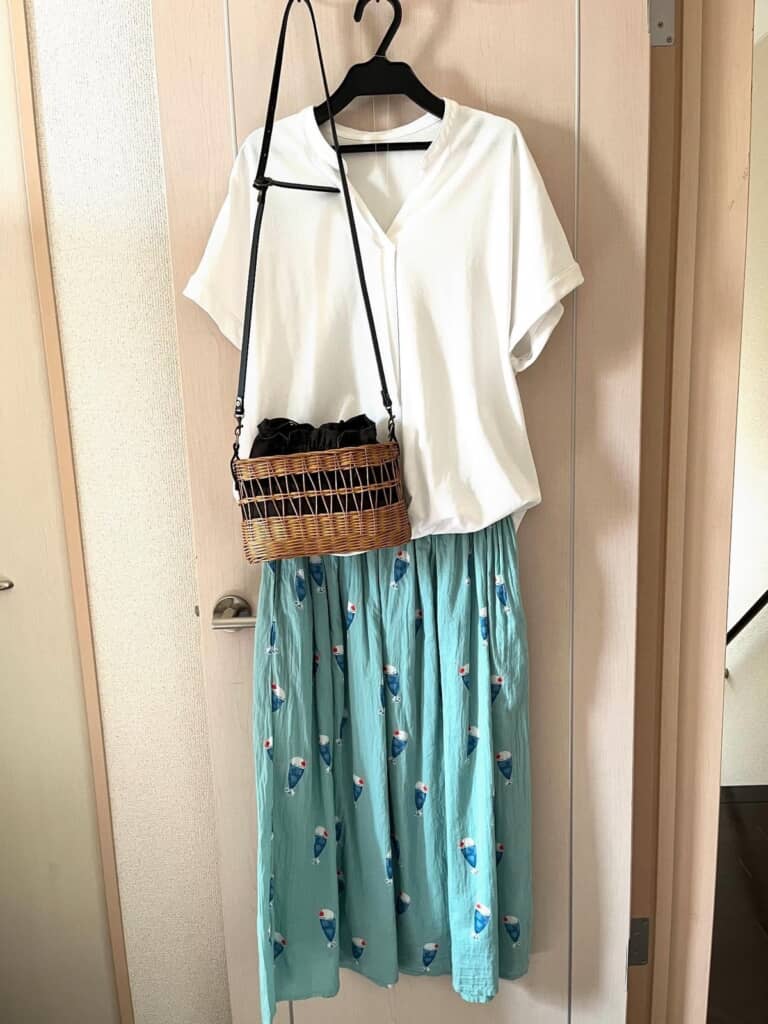 白シャツ＆かごバッグで夏らしいコーディネートに