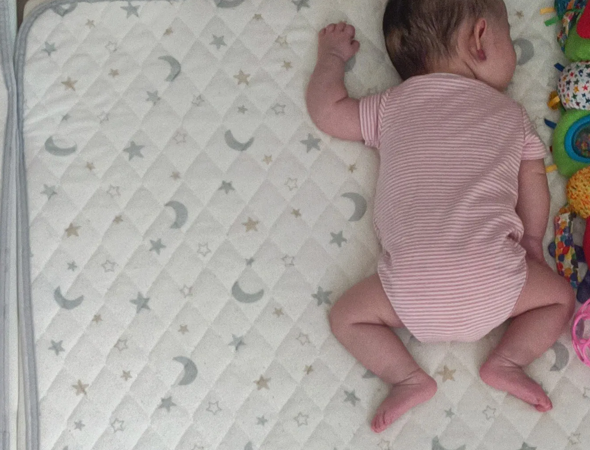 双子の赤ちゃん、いつも通りの昼寝だと思いママがふと見ると……　予想しなかった光景に驚き「本当だぁ～」「頼もしすぎるよ」（画像） | 育児 ねとらぼ