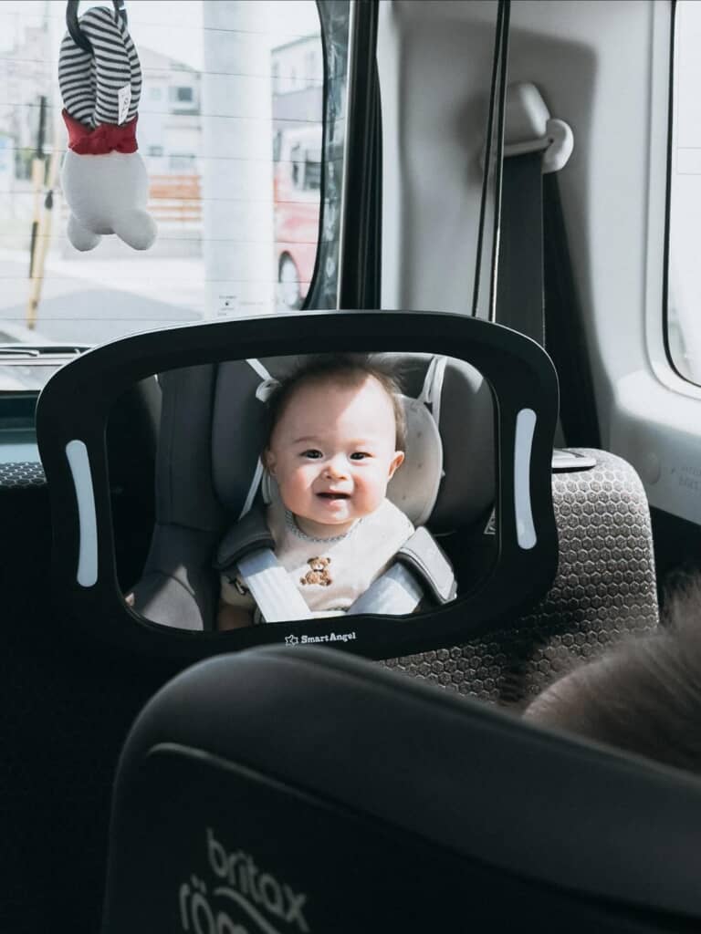 ニコニコと嬉しそうな笑顔を浮かべる娘さん