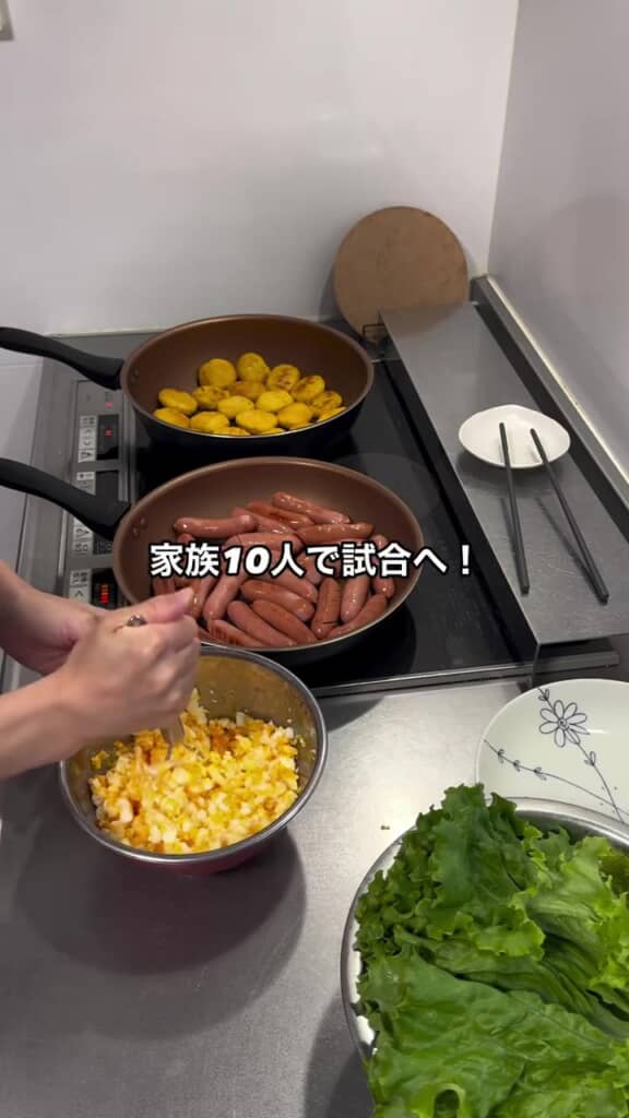ウインナーとナゲットを焼きながら卵サラダを作ります