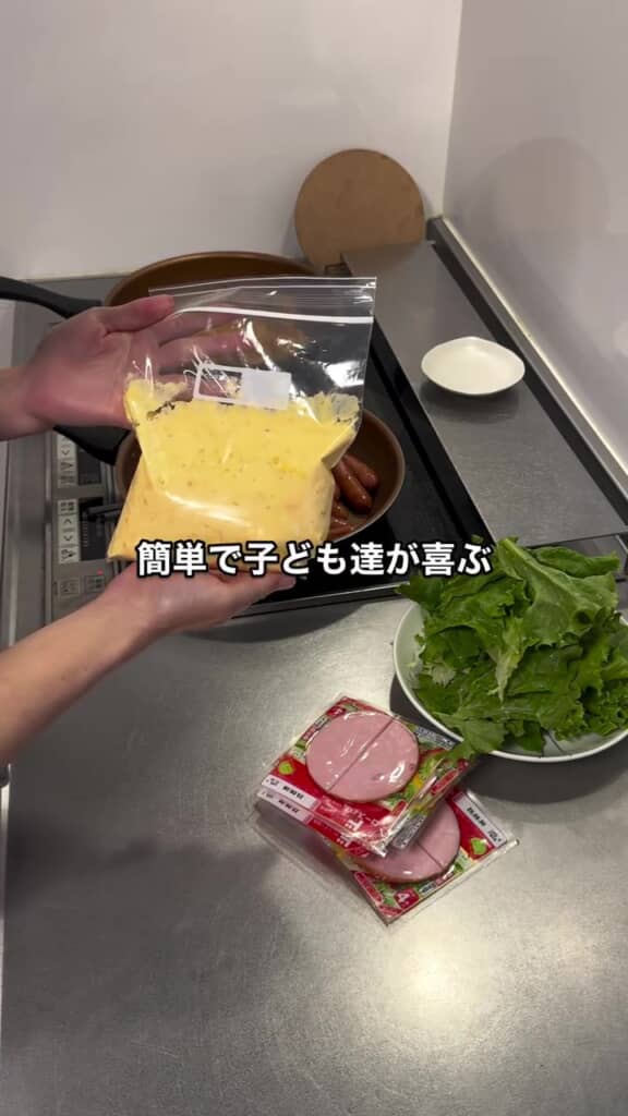 卵サラダをフリーザーバッグに詰めます