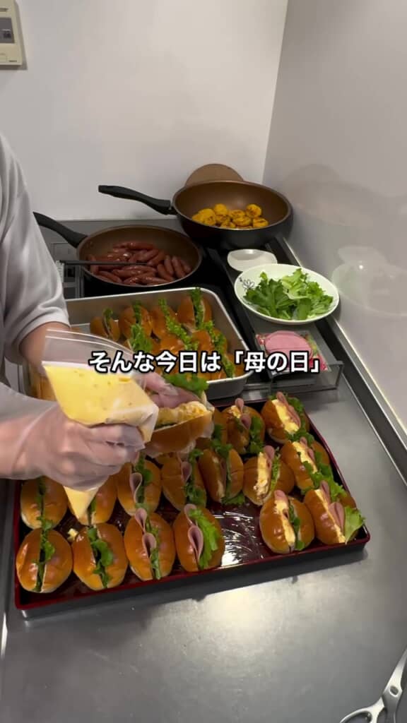 卵サラダを絞り出します