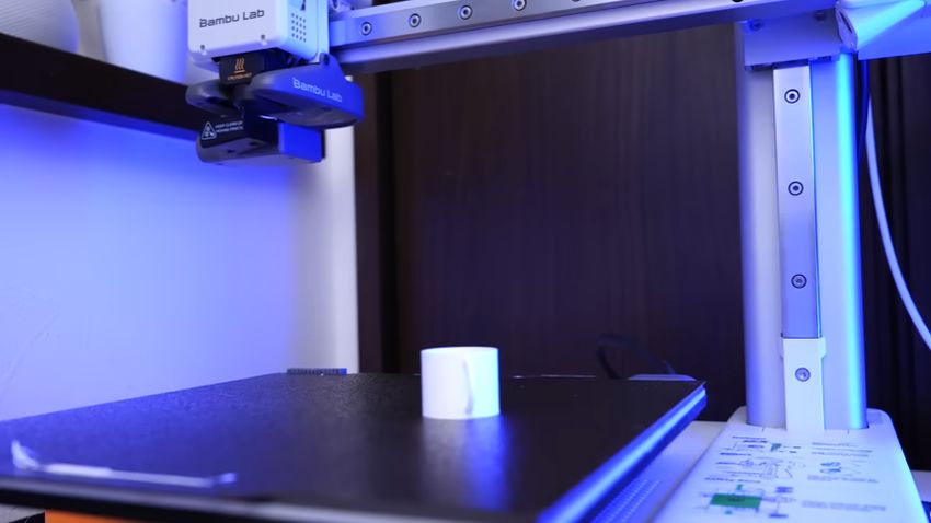 3Dプリンターで出力されたカップ