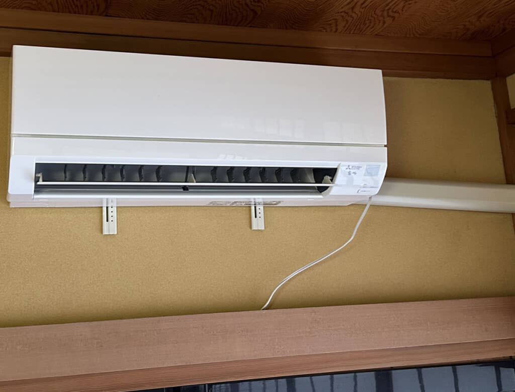 和室に設置されたエアコン