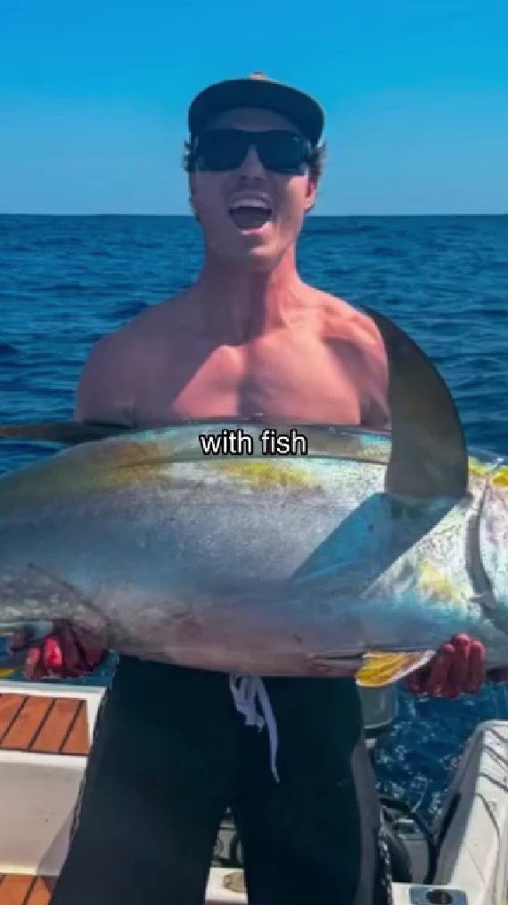 ←彼女と一緒に映る彼氏　魚を釣り上げたときの彼氏→