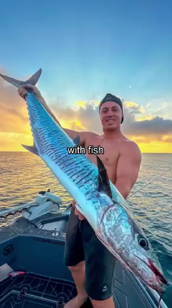 ←彼女と一緒に映る彼氏　魚を釣り上げたときの彼氏→